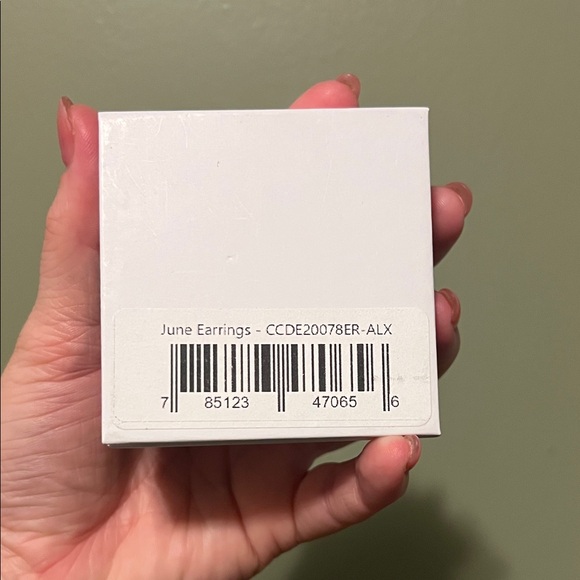 18k White Gold Plated Alexandrite Purple Stud Earrings - Picture 5 of 5